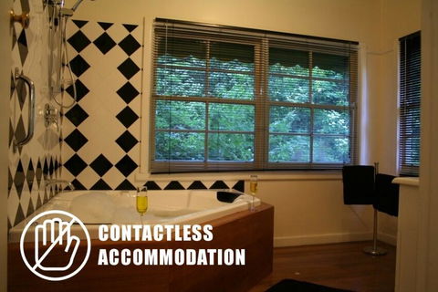 Tudor Cottages - Accommodation Newcastle 3