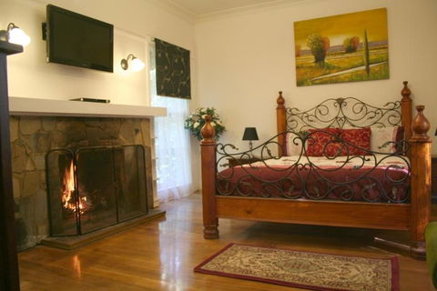 Tudor Cottages - Accommodation Newcastle 0