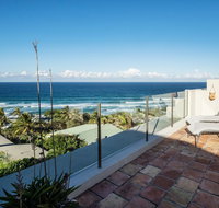 Tuscan inspired townhouse minutes from the beach - Accommodation Newcastle