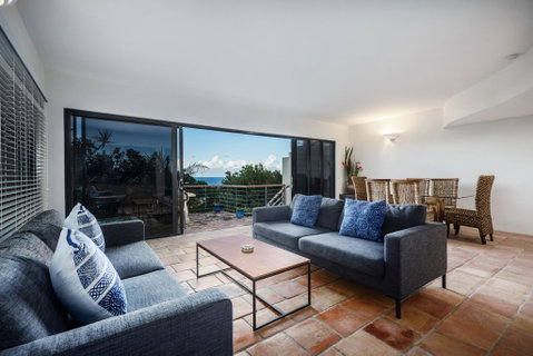 Tuscan Inspired Townhouse Minutes From The Beach - Accommodation Newcastle 2