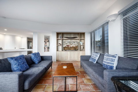 Tuscan Inspired Townhouse Minutes From The Beach - Accommodation Newcastle 3