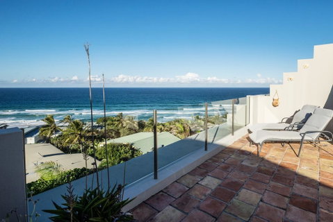Tuscan Inspired Townhouse Minutes From The Beach - Accommodation Newcastle 0