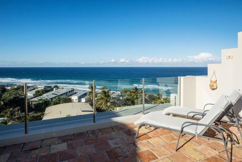 Tuscan Inspired Townhouse Minutes From The Beach - Accommodation Newcastle 1