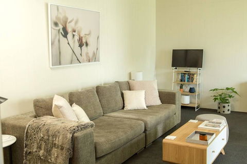 Two Bedroom Gem, Short Drive To MONA - Accommodation Newcastle 0