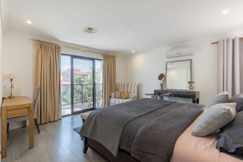 ULTRA SPACIOUS STYLISH HOME IN PRESTONS - SYDNEY - Accommodation Newcastle 2
