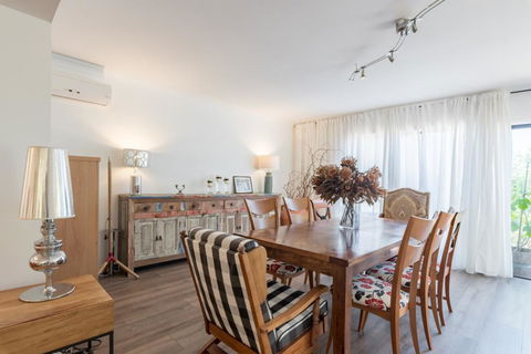 ULTRA SPACIOUS STYLISH HOME IN PRESTONS - SYDNEY - Accommodation Newcastle 1