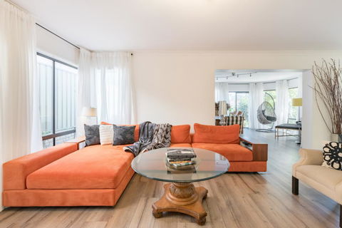 ULTRA SPACIOUS STYLISH HOME IN PRESTONS - SYDNEY - Accommodation Newcastle 0