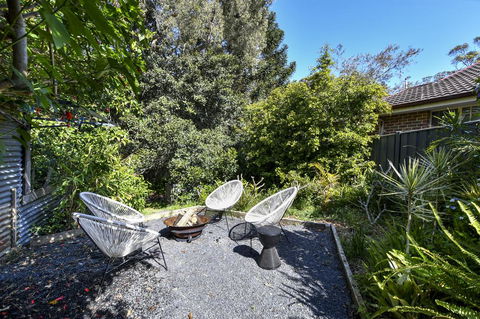 UMINA BEACH KOKOMO- Walk To The Beach, FAMILY And PET FRIENDLY Set Of 3 Vintage Original Holiday Flats & Vintage Caravan And Bat - Accommodation Newcastle 3