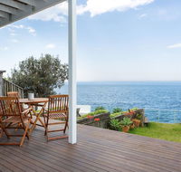 Unbelievable Clifftop Townhouse with Ocean Views - Accommodation Newcastle