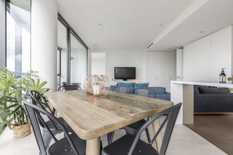 Unbridled City & River Views - Accommodation Newcastle 2