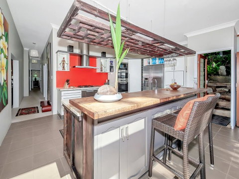 Unique, Tropical Rainforest Getaway - Accommodation Newcastle 3