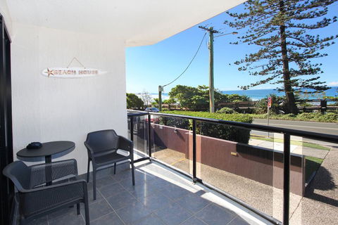 Unit 1 Phoenix Apartments, Coolum Beach - Accommodation Newcastle 2