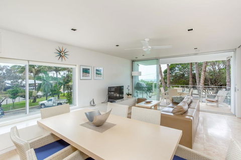 Unit 105 Plantation - Rainbow Beach, Plantation Resort, Second Floor, Aircon, Pool, Spa - Accommodation Newcastle 2