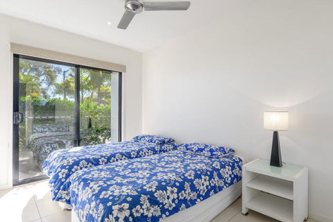 Unit 5 Rainbow Surf - Modern, Double Storey Townhouse With Large Shared Pool, Close To Beach And Shop - Accommodation Newcastle 3