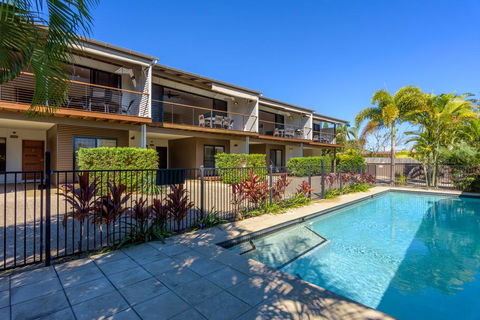 Unit 5 Rainbow Surf - Modern, Double Storey Townhouse With Large Shared Pool, Close To Beach And Shop - Accommodation Newcastle 2