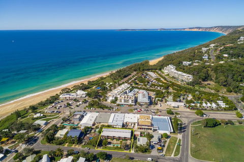 Unit 5 Rainbow Surf - Modern, Double Storey Townhouse With Large Shared Pool, Close To Beach And Shop - Accommodation Newcastle 1