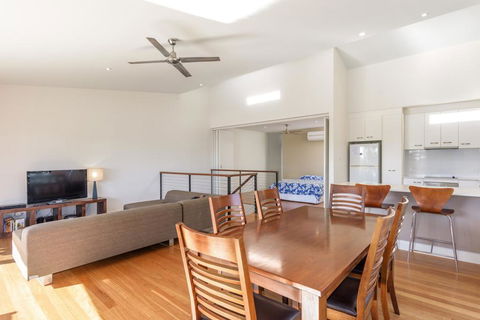 Unit 5 Rainbow Surf - Modern, Double Storey Townhouse With Large Shared Pool, Close To Beach And Shop - Accommodation Newcastle 0
