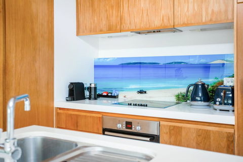 Unit 6 Plantation - Rainbow Beach, Plantation Resort, Ground Floor, Aircon, Pool, Spa - Accommodation Newcastle 2