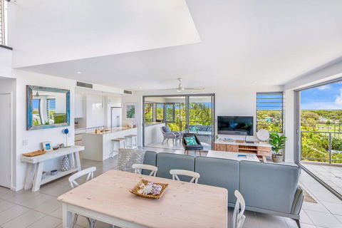 Unit 6 Rainbow Sea - Rainbow Beach, Amazing Ocean Views, Aircon, Wi-Fi, Pool, Walk To Beach - Accommodation Newcastle 1