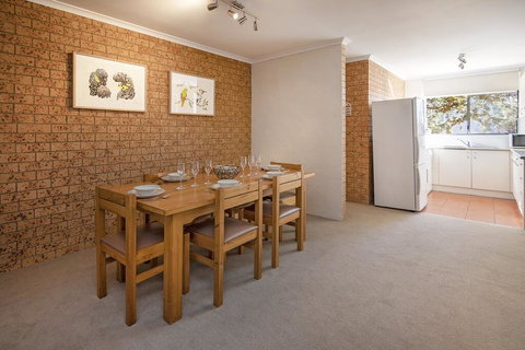 Unit 7 St Moritz - Accommodation Newcastle 3