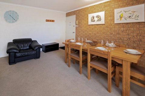 Unit 7 St Moritz - Accommodation Newcastle 2