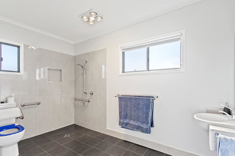 Valley Cabins By The Creek - Accommodation Newcastle 3