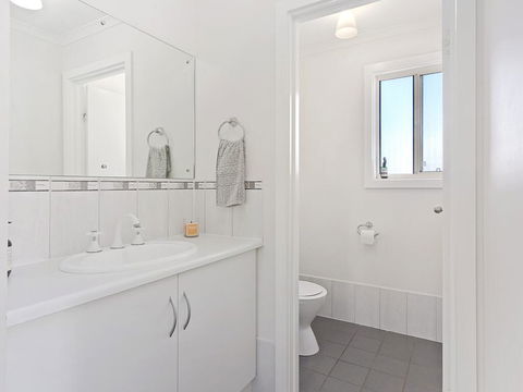 VALLEY VIEWS - 10 Valley Heights Drive - Accommodation Newcastle 1