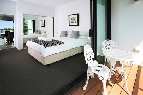 Views From Red Hill - Modern And Spacious Split-Level Executive 3BR Red Hill Apartment Close To CBD - Accommodation Newcastle 3
