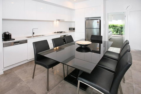 Views From Red Hill - Modern And Spacious Split-Level Executive 3BR Red Hill Apartment Close To CBD - Accommodation Newcastle 1