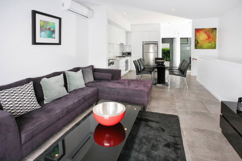 Views From Red Hill - Modern And Spacious Split-Level Executive 3BR Red Hill Apartment Close To CBD - Accommodation Newcastle 0