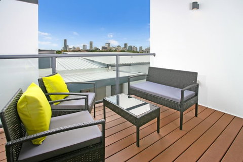 Views From Red Hill - Modern And Spacious Split-Level Executive 3BR Red Hill Apartment Close To CBD - Accommodation Newcastle 2