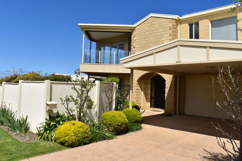 VIEWS FOREVER - INVERLOCH - Accommodation Newcastle 0