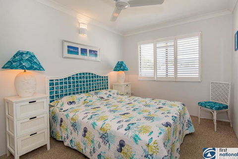 VIEWS VIEWS VIEWS! Front Top Floor Waterfront Unit - Chnook Apartments South Esp, Bongaree - Accommodation Newcastle 2