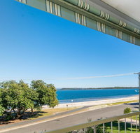 VIEWS VIEWS VIEWS Front Top Floor Waterfront Unit - Chnook Apartments South Esp Bongaree - Accommodation Newcastle