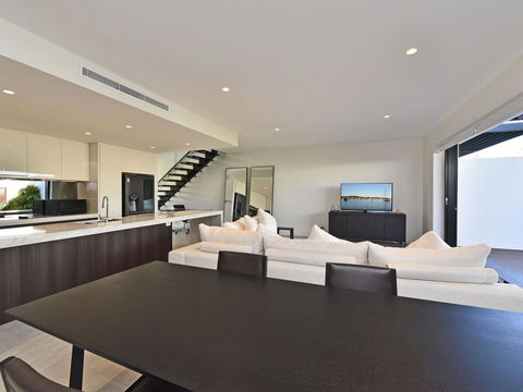 Villa Capri Waterside At Trinity Point - Accommodation Newcastle 3