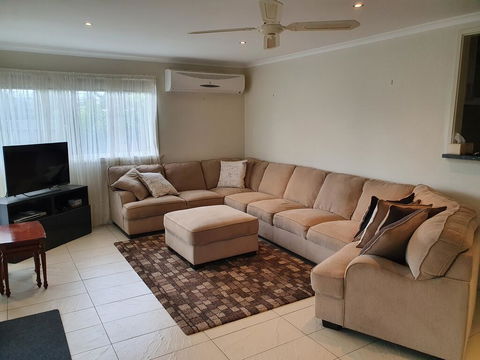 Ward Street Holiday House - Accommodation Newcastle 0