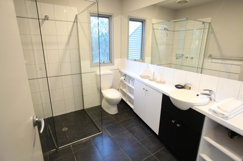 Lorne Luxury - Accommodation Newcastle 5