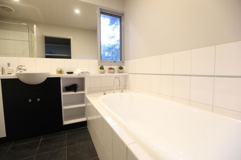 Lorne Luxury - Accommodation Newcastle 2