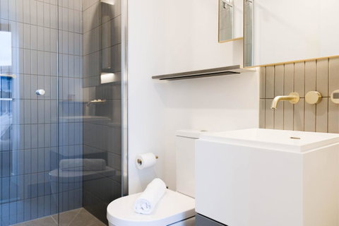 Deluxe Sea Views Apartment - Accommodation Newcastle 13