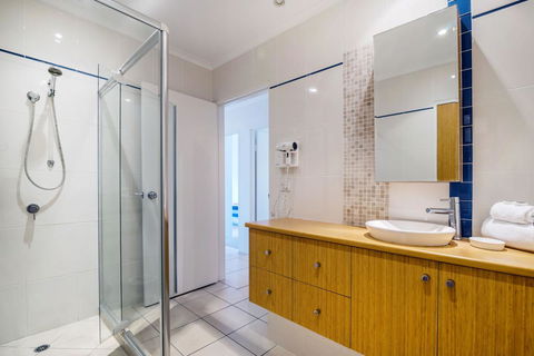 Sunseeker Holiday Apartments - Accommodation Newcastle 4