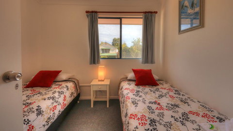 Dolphin Waters - Accommodation Newcastle 6