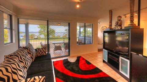Dolphin Waters - Accommodation Newcastle 7