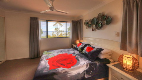Dolphin Waters - Accommodation Newcastle 4