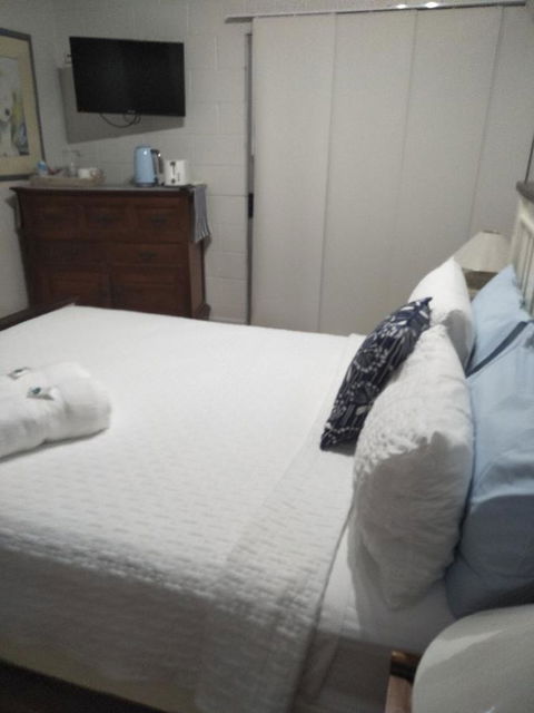 Salty Vibes Retreat - Accommodation Newcastle 4