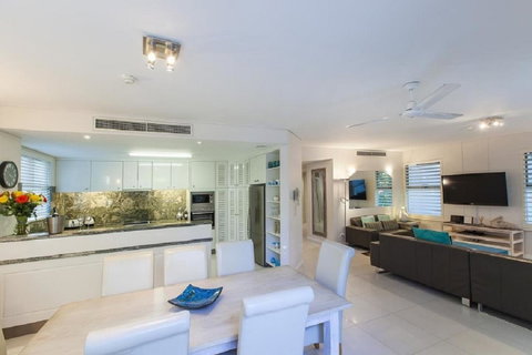 Emerald Noosa - Accommodation Newcastle 9