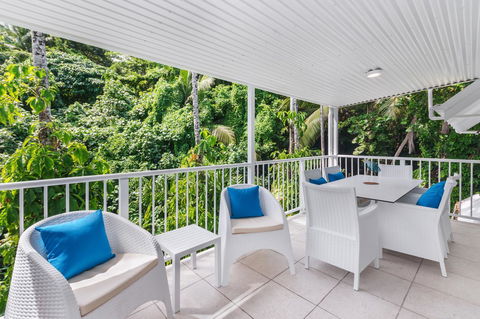 By The Sea Port Douglas - Accommodation Newcastle 7