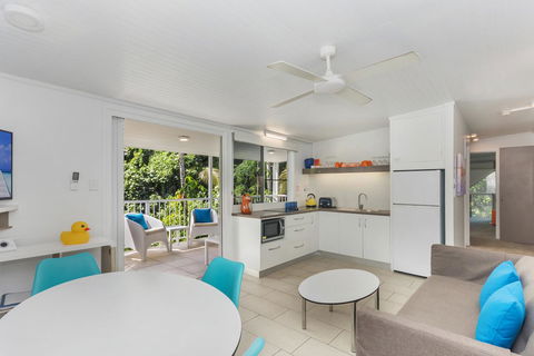 By The Sea Port Douglas - Accommodation Newcastle 8
