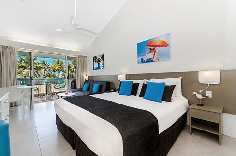 By The Sea Port Douglas - Accommodation Newcastle 4