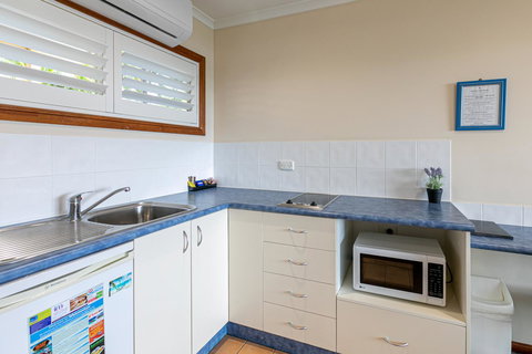 Sunlit Waters Studio Apartments - Accommodation Newcastle 12