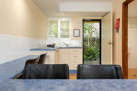 Sunlit Waters Studio Apartments - Accommodation Newcastle 28